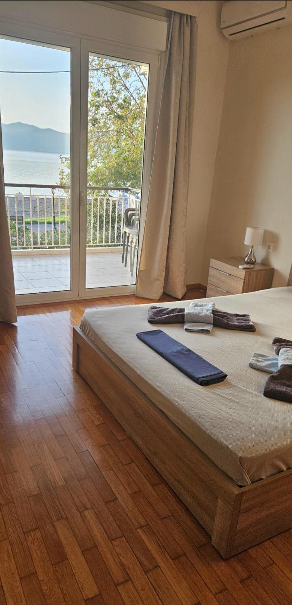 Nafpaktos Beach House Sea View Apartment First Floor Eksteriør billede